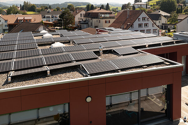 Photovoltaik Anlage auf dem Dach der Auto Baier AG in Herisau