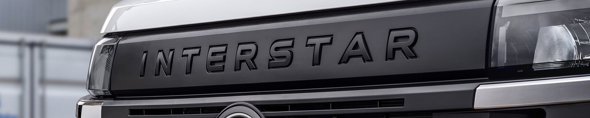 Detailaufnahme der Frontpartie des Nissan Interstar.