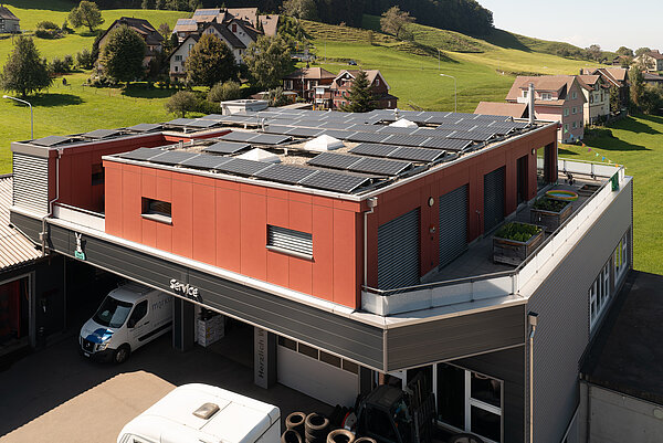 Photovoltaik Anlage auf dem Dach der Auto Baier AG in Herisau