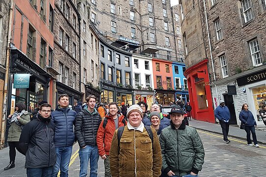 Das Auto Baier Team in der mittelalterlichen Altstadt von Edinburgh.