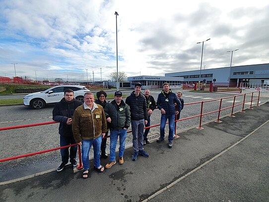 Das Auto Baier Team im Nissan Werk in Sunderland, England