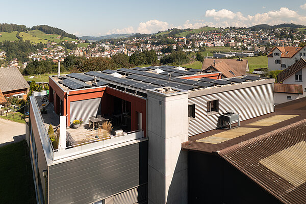 Photovoltaik Anlage auf dem Dach der Auto Baier AG in Herisau