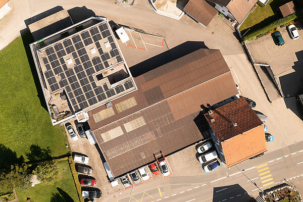 Photovoltaik Anlage auf dem Dach der Auto Baier AG in Herisau